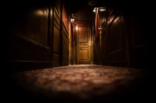 un couloir étrange et sombre