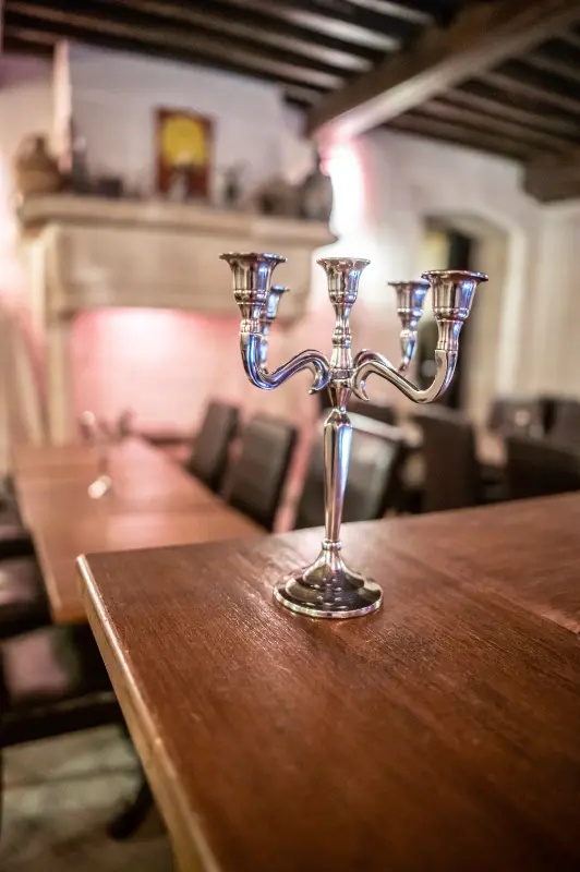 Un chandelier posé sur le le bar de la Taverne