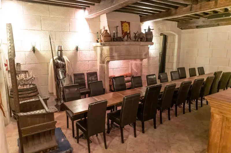 La taverne avec une table longue