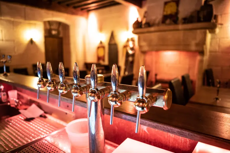 Gros plan sur la tireuse de la Taverne