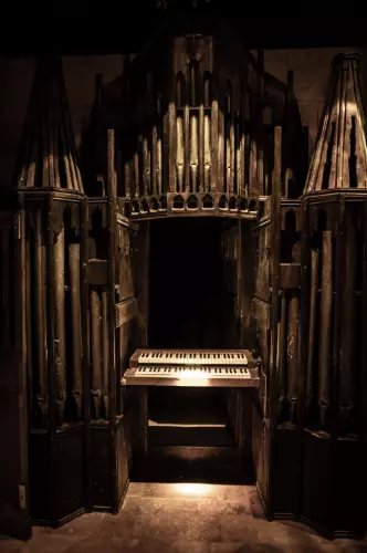 un orgue dans une chapelle